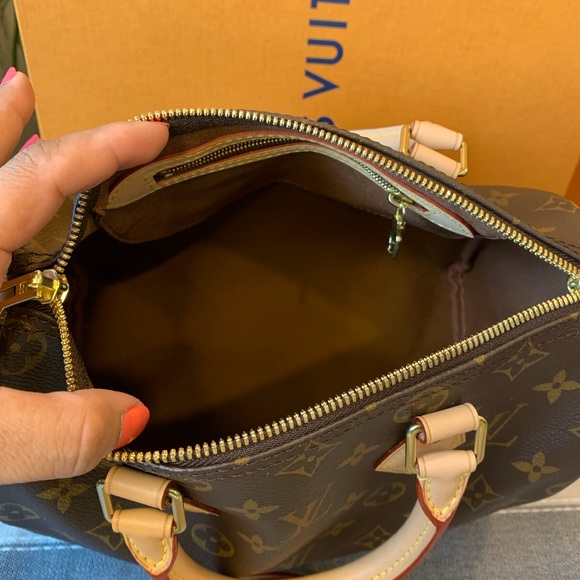 **SOLD** Louis Vuitton Speedy Bandouliere 25 in Monogram. ** SOLD - Picture 6 of 7